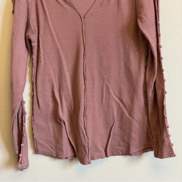 Gilded Intent M lavender long sleeve t-shirt cut out v-neck - Picture 3 of 7